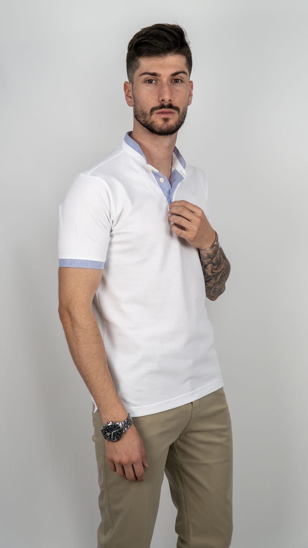 Pólo branco com canelado azul claro
