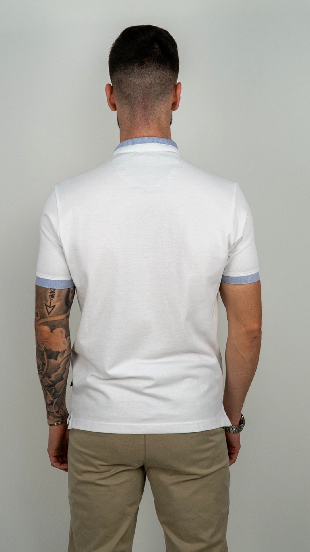 Pólo branco com canelado azul claro
