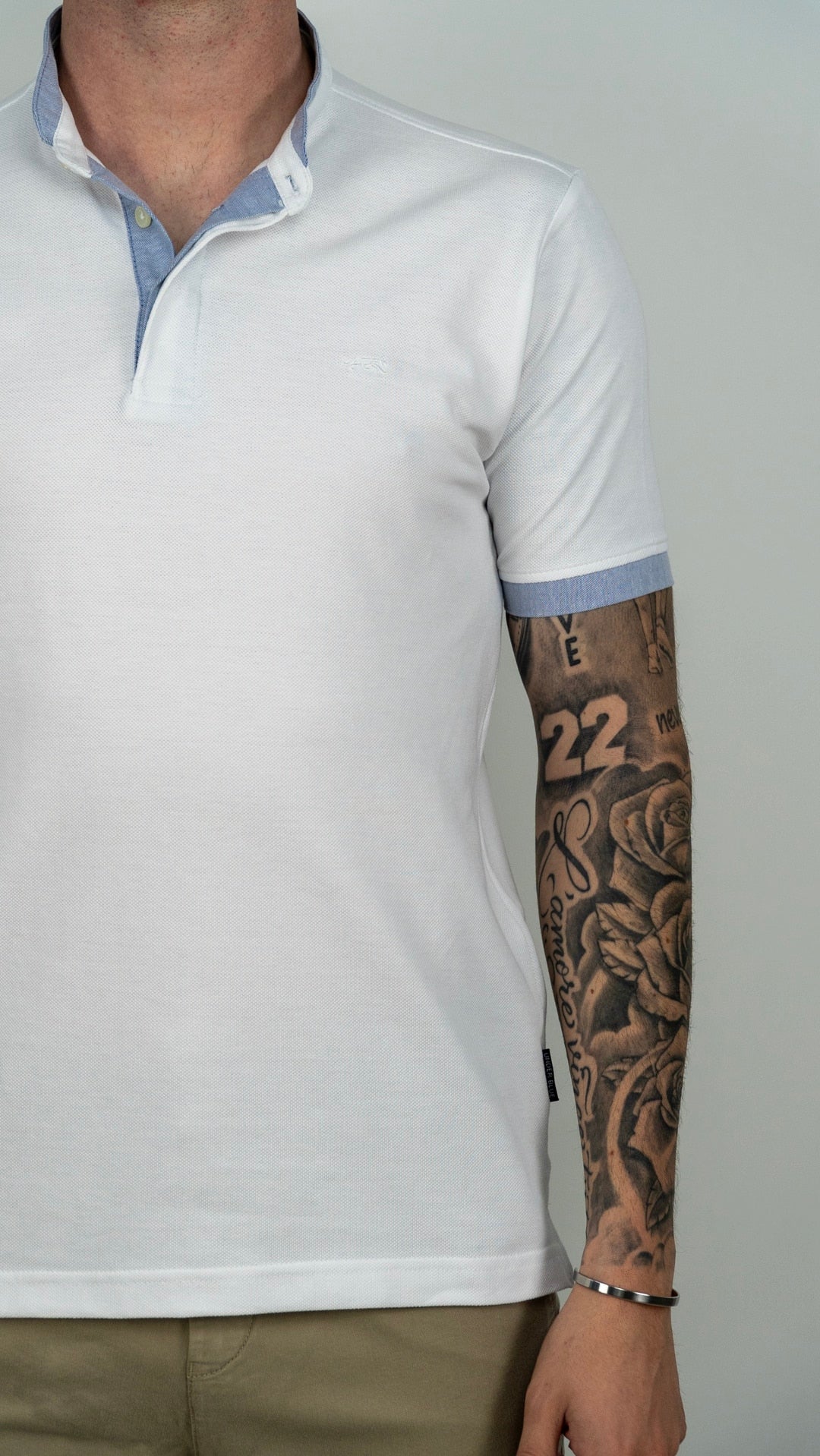 Pólo branco com canelado azul claro
