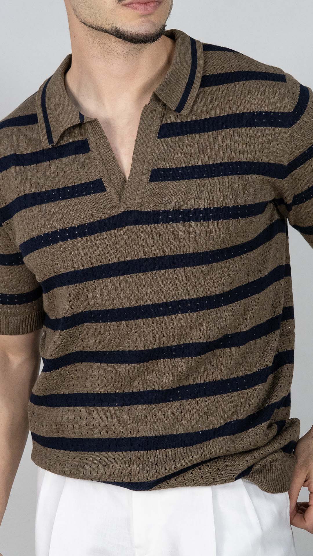 Polo Khaki Com Riscas Azuis