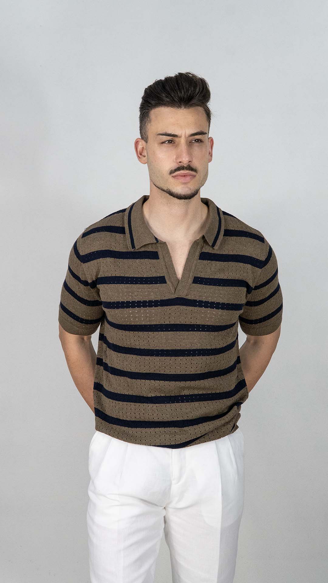 Polo Khaki Com Riscas Azuis