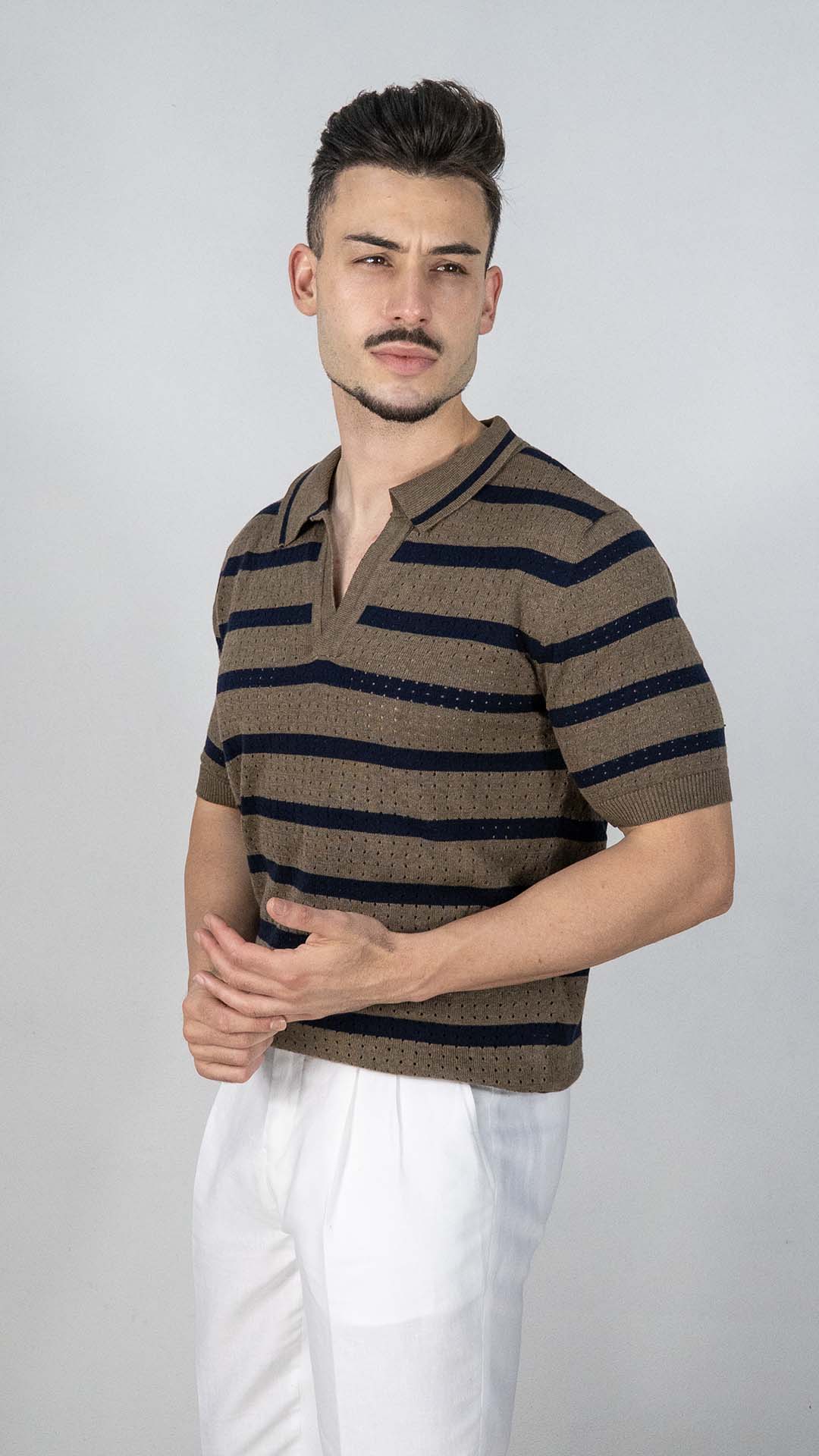 Polo Khaki Com Riscas Azuis