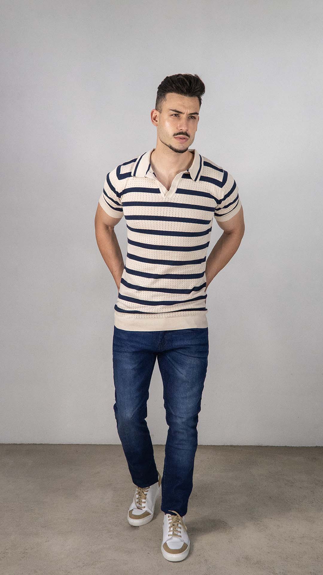 Polo Bege Com Riscas Azuis