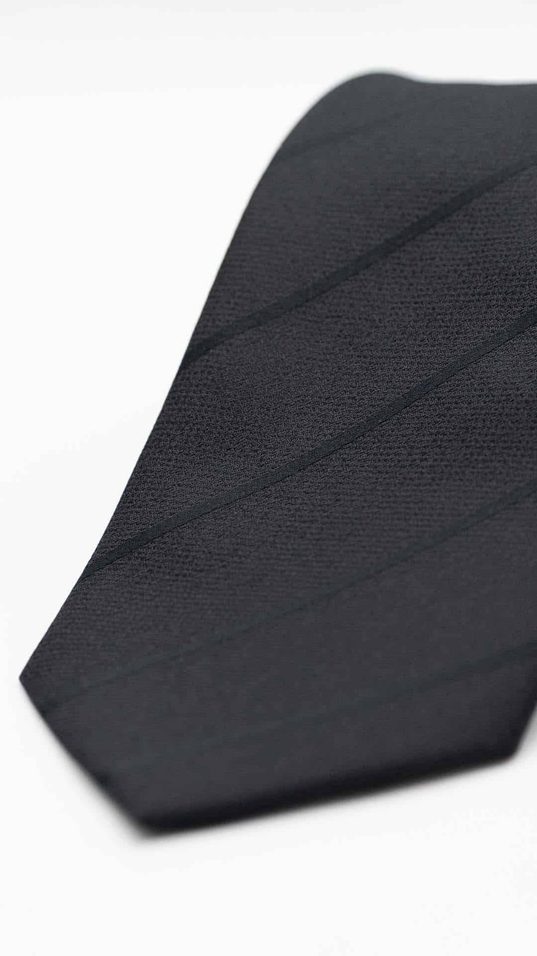 Gravata Regular Preto com Riscas