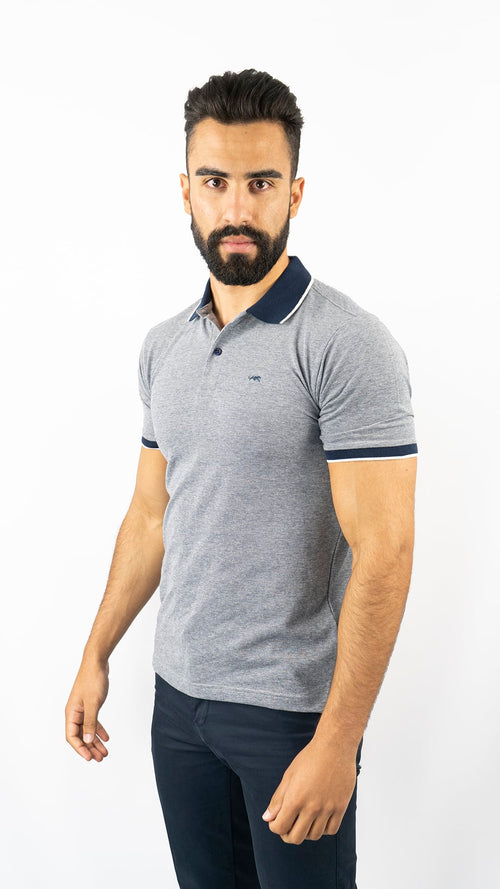 Pólo azul e branco